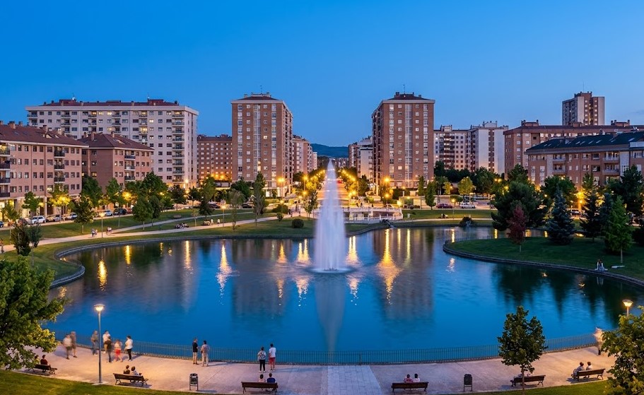 Vista del Lago de Barañáin y los bloques de pisos residenciales en Navarra
